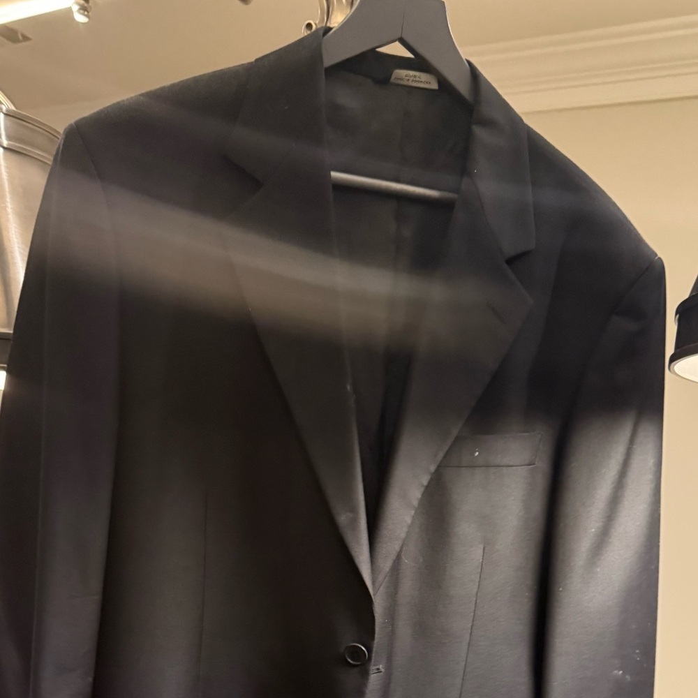 once worn Black Sport Coat with Notched Lapels and Structured Shoulders